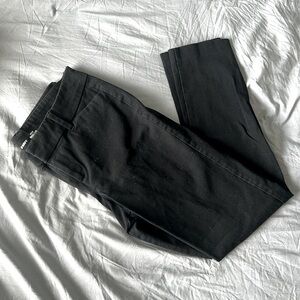 Black old navy stretch skinny pixie pants. Size 2. Never worn or washed.